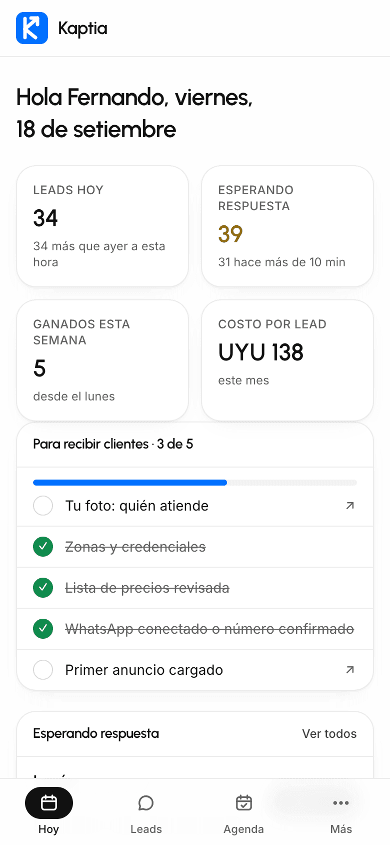La pantalla Hoy del panel: leads de hoy, esperando respuesta, ganados de la semana y costo por lead